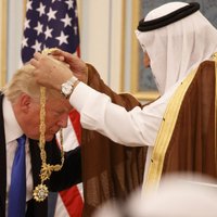 ASV un Saūda Arābija vienojas par bruņojuma darījumiem nepilnu 100 miljardu eiro vērtībā