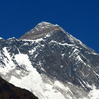 Divi Latvijas alpīnisti veiksmīgi sasnieguši Everesta virsotni