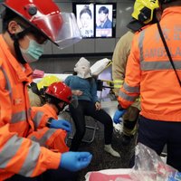 Vīrietis Honkongas metro iemet Molotova kokteili, ievainojot 17 cilvēkus