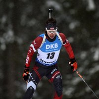 Latvijas biatlonisti PK stafetē tiek apdzīti par apli; uzvaru svin Zviedrija