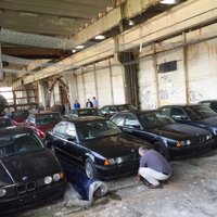 ФОТО: В Болгарии обнаружили склад с новыми BMW из 90-х