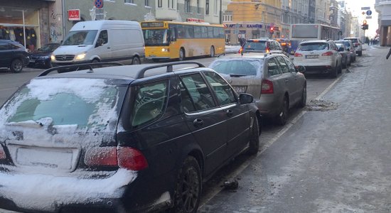 Foto: Pēc LAMB kritikas no Rīgas autostāvvietām ātri pazudis sniegs