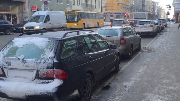 No Rīgas autostāvvietām aizvākts sniegs