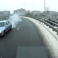 Video: Pārgalvīgs autovadītājs iemanās braukt pa Dienvidu tilta pārvadu pretējā virzienā