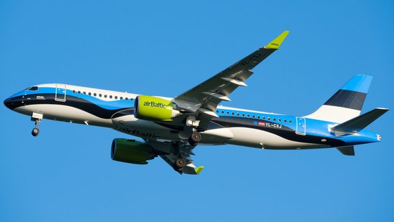 Foto: 'airBaltic' lidmašīna nokrāsota Igaunijas karoga krāsās un tai dots Tallinas vārds