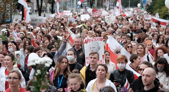 Kārtējie protesti Minskā pulcē vairāk nekā 100 000 cilvēku