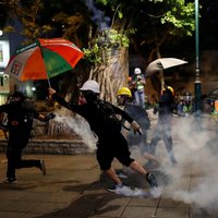 Honkongā izcēlušās protestētāju un policijas sadursmes