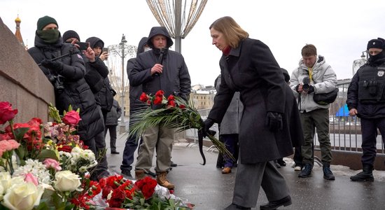 Ārzemju vēstnieki Maskavā godina Ņemcova piemiņu