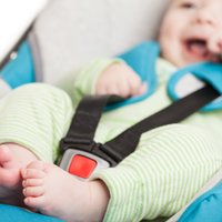 Cik ilgi bērns automašīnā jāpārvadā atmuguriski un kā izvēlēties sēdeklīti