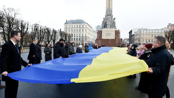 ФОТО. У памятника Свободы развернули 30-метровый флаг Украины