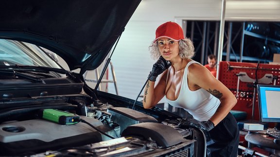 sieviete auto remonts serviss autobraucēja