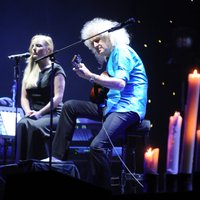 Foto: Leģendārais grupas 'Queen' ģitārists Mejs pieskandina 'Arēnu Rīga'