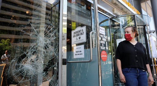 Plašie protesti ASV raisa bažas par tālāku Covid-19 izplatīšanos