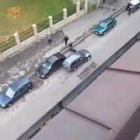 Video: Iereibis 'BMW' šoferis taranē virkni automašīnu Katoļu ielā