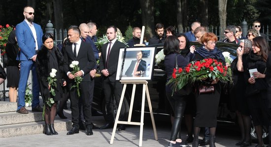 Foto: Līdzgaitnieki atvadās no nogalinātā advokāta Rebenoka