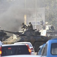 Foto: Zimbabvē pēcvēlēšanu protesti pāraug vardarbībā