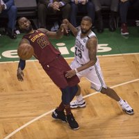 'Celtics' basketbolisti NBA pusfināla pirmajā spēlē aptur Džeimsu un 'Cavaliers'