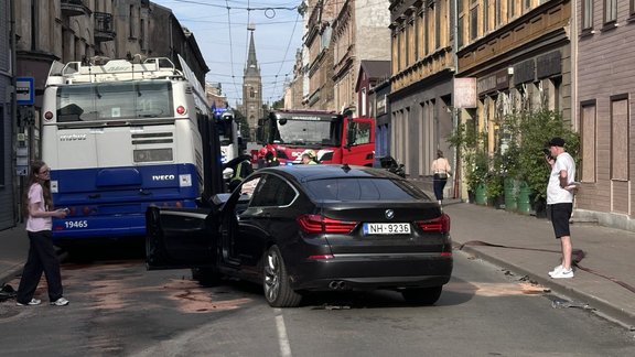 ФОТО, ВИДЕО. В центре Риги столкнулись полицейский микроавтобус, троллейбус и несколько автомобилей; пострадали 9 человек
