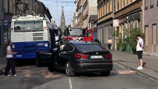 ФОТО, ВИДЕО. В центре Риги столкнулись полицейский микроавтобус, троллейбус и несколько автомобилей; пострадали 9 человек