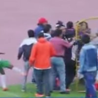 Video: Sieviešu futbolistes stadionā sarīko pamatīgas nekārtības