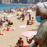 Коронавирус: повышение зарплат "ключевым работникам" в Британии и столпотворение на пляжах в Барселоне
