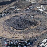Foto: Dievlūdzēju miljoni kāpj Arafata kalnā