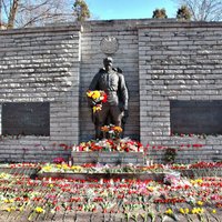ФОТО: В Таллине "Бронзовый солдат" на 9 мая утопает в цветах