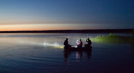 Fotoreportāža: 'Triatel xRace' Ventspils nakts posmā uzvar EBIKE