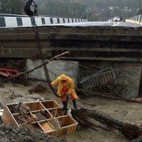Наводнение в Краснодарском крае: двое погибших, в Туапсе рухнул мост