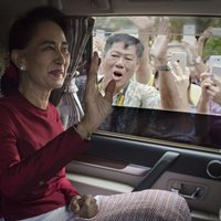 Mjanmā notiek 25 gados pirmās brīvās parlamenta vēlēšanas