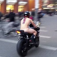 Video: Pa Minsteres ielām braukā kails motociklists