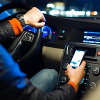 74% autovadītāju sociālo mediju lietošanu pie stūres uztver kā vislielāko risku