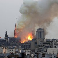 ВИДЕО: Во Франции горел собор Парижской Богоматери, обрушился шпиль и кровля