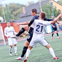 Covid-19 futbolā: 'Daugavpilij' pieteikti astoņi spēlētāji; 'Riga' laukumā sūta vārtsargu