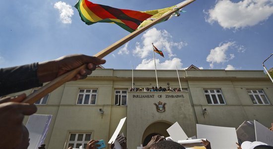 Zimbabves vadošā partija apsūdz ASV vēstnieku opozīcijas atbalstīšanā