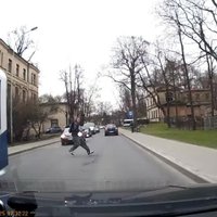 Video: Neuzmanīgs gājējs gandrīz paskrien zem auto riteņiem