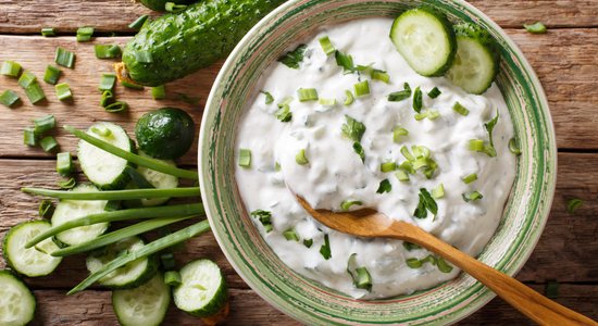 Jogurta, kefīra un citrusaugļu: ātri pagatavojamas salātu mērces bez liekām kalorijām