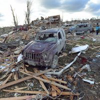 Nāvējoši tornado aiznes dzīvības un sagrauj ēkas ASV