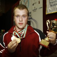 Латвийский штангист с малым золотом и титулом вице-чемпиона мира