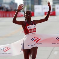 Kenijas skrējēja Kosgei Čikāgā labo Redklifas pasaules rekordu maratonā