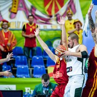 Video: Lietuvas basketbolisti 'ieskrienas' un uzvar Maķedoniju