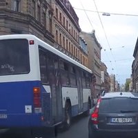 'Rīgas satiksmes' autobuss veic pārdrošu manevru