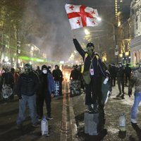 Gruzijas premjers piekrīt tikties ar opozīcijas līderiem; Tbilisi turpinās protesti