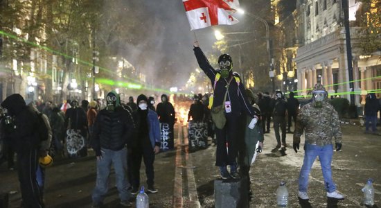 Gruzijas premjers piekrīt tikties ar opozīcijas līderiem; Tbilisi turpinās protesti