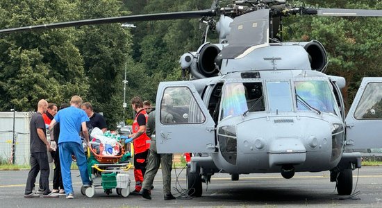 Video: Austrumu slimnīcā ar NBS helikopteru nogādā pacienti kritiskā stāvoklī