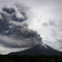 Vulkāna aktivitātes dēļ Indonēzijā evakuēti vairāk nekā 1200 cilvēku