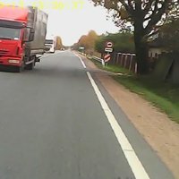 Video: Kravas auto veic bīstamu manevru un apdraud motociklistu
