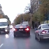 Video: Agresīvs 'BMW' vadītājs grib izraisīt autoavāriju