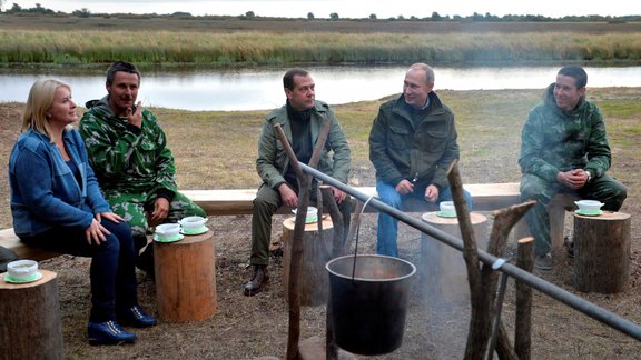 Putins un Medvedevs ēd zivju zupu - 7