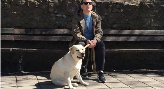 Normunds Rutulis jaunā video iejūtas akla cilvēka lomā